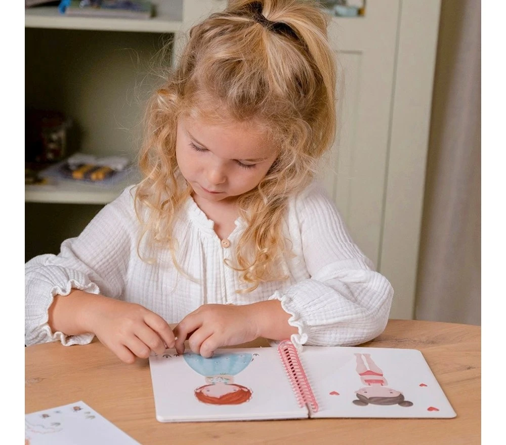 Little Dutch ALBUM CON STICKERS DRESS ME UP - ROSA AND FRIENDS 4 Little Dutch ALBUM CON STICKERS DRESS ME UP - ROSA AND FRIENDS – Image 2