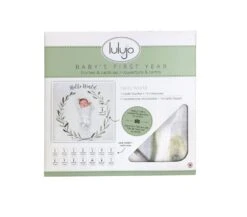 LULUJO - KIT PRIMO ANNO - COPERTINA MUSSOLA DI COTONE E ACCESSORI FOTO - HELLO WORLD -Magasin De Jouets Pour Bébés Et Tout-Petits lulujo kit primo anno copertina mussola di cotone e accessori foto hello world lulujo baby 4