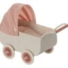 Maileg MICRO - CARROZZINA CORALLO PER TOPINI BABY -Magasin De Jouets Pour Bébés Et Tout-Petits micro carrozzina corallo per topini baby 11 5103 01 maileg