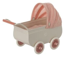 Maileg MICRO - CARROZZINA CORALLO PER TOPINI BABY -Magasin De Jouets Pour Bébés Et Tout-Petits micro carrozzina corallo per topini baby 11 5103 01 maileg 2