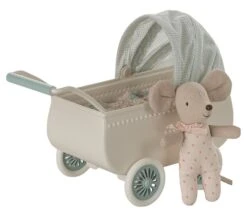 Maileg MICRO - CARROZZINA MENTA CON TOPOLINO BABY -Magasin De Jouets Pour Bébés Et Tout-Petits micro carrozzina menta con topolino baby 11 5103 00 maileg 2