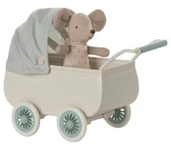 Maileg MICRO - CARROZZINA MENTA CON TOPOLINO BABY