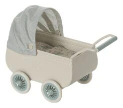 Maileg MICRO - CARROZZINA MENTA CON TOPOLINO BABY -Magasin De Jouets Pour Bébés Et Tout-Petits micro carrozzina menta con topolino baby 11 5103 00 maileg 3