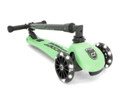 MONOPATTINO LED PIEGHEVOLE HIGHWAYKICK 3 SCOOT AND RIDE - KIWI -Magasin De Jouets Pour Bébés Et Tout-Petits monopattino led pieghevole highwaykick 3 scoot and ride kiwi 1